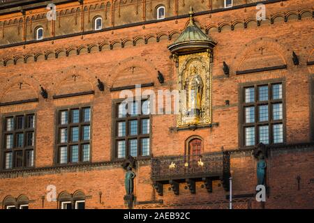 Blick auf die vergoldeten Reliefs von Bischof Absalon gelegen an der Nordwand des Kopenhagener Rådhus (Rathaus) Gebäude im Zentrum der Stadt, Dänemark. Stockfoto