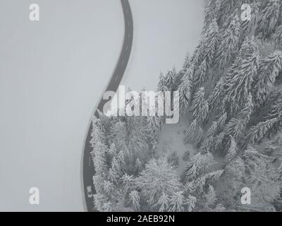 Verschneite Straßen in ein Winterwunderland in Österreich Stockfoto
