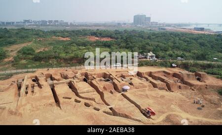 Nanchang. 8 Dez, 2019. Luftbild am 23 August, 2019 zeigt die alten Gräber in Ganjiang neuer Stadtteil, Nanchang ausgegraben, im Osten der chinesischen Provinz Jiangxi. Archäologen haben 73 alte Gräber zurück vor 1400 Jahren dating im Osten der chinesischen Provinz Jiangxi, die lokale Institut für kulturelle Relikte und Archäologie sagte Samstag ausgegraben. Es wird davon ausgegangen, dass die Mehrzahl der entdeckten Gräber in der Sechs Dynastien gebaut wurden (222-589). Das 8.000 Quadratmeter große Grundstück wurde im Juni 2013 entdeckt. Ausgrabungen im August 2018 gestartet. Quelle: Xinhua/Alamy leben Nachrichten Stockfoto