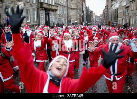 Über sieben tausend Mitglieder der Öffentlichkeit in Glasgow's jährliche Weihnachten Santa Strich durch die Innenstadt. Die Santa Dash hat seit 2006 und im Laufe der Jahre hat Hunderte von Tausende von Pfund für Nächstenliebe in und um Glasgow zu arbeiten. Stockfoto