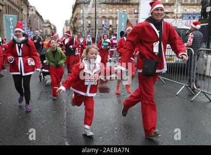 Über sieben tausend Mitglieder der Öffentlichkeit in Glasgow's jährliche Weihnachten Santa Strich durch die Innenstadt. Die Santa Dash hat seit 2006 und im Laufe der Jahre hat Hunderte von Tausende von Pfund für Nächstenliebe in und um Glasgow zu arbeiten. Stockfoto