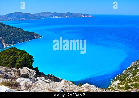 Die atemberaubende türkis Farben des Meeres in der Bucht von Myrtos Beach, die im Film 2001 "Captain Corelli's Mandoline". Stockfoto