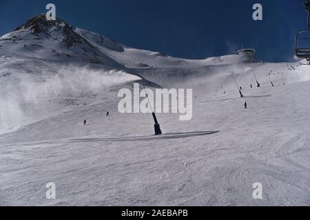 Schneekanonen in Grandvalira, Andorra arbeiten Stockfoto