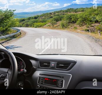 Blick vom Salon von Auto, das an der Bergstraße Stockfoto