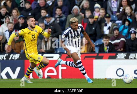 West Bromwich Albion Grady Diangana (links) der Swansea City Matt Grimes Kampf um den Ball in den Himmel Wette Championship Match in West Bromwich, West Bromwich. Stockfoto