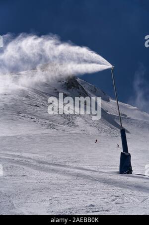 Schneekanone in Grandvalira, Andorra arbeiten Stockfoto