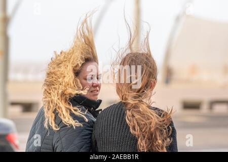 Blackpool, Großbritannien. 08 Dez, 2019. Nass und sehr windigen Start in den Tag in Blackpool als Met Office Prognose schwerer Stürme die Küste zu Teig als Sturm Atiyah bringt Chaos an den westlichen Ufern des Vereinigten Königreichs. Credit: MediaWorldImages/Alamy leben Nachrichten Stockfoto