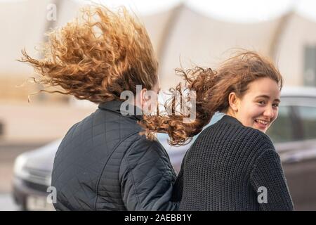 Mädchen in Blackpool, Großbritannien, frisieren im Wind Haare. Dezember 2019. Nass und sehr windig beginnen bis zum Tag in Blackpool, während Met Office schwere Gales prognostiziert, um die Küste zu bekämpfen, während Storm Atiyah Chaos an den westlichen Ufern des Vereinigten Königreichs bringt. Kredit: MediaWorldImages/Alamy Live News Stockfoto