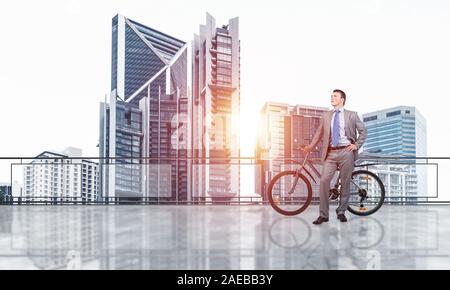 Junge Mann auf dem Balkon, mit Rad Stockfoto