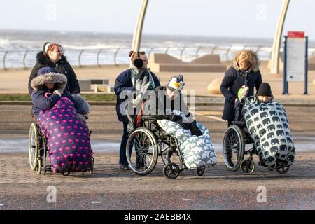 Blackpool, Großbritannien. 08 Dez, 2019. Nass und sehr windigen Start in den Tag in Blackpool als Met Office Prognose schwerer Stürme die Küste zu Teig als Sturm Atiyah bringt Chaos an den westlichen Ufern des Vereinigten Königreichs. Credit: MediaWorldImages/Alamy leben Nachrichten Stockfoto