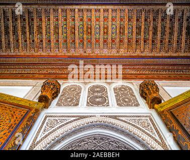 Detail der reich geschnitzten, traditionelle Muster bemalte Decke, Tür und Wand der Bahia Palast, die Kombination von traditionellen marokkanischen und islamischen Elementen. Stockfoto