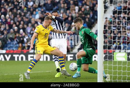 West Bromwich Albion Kyle Bartley (Mitte) hat einen Schuß auf Ziel während der Sky Bet Championship Match in West Bromwich, West Bromwich. Stockfoto