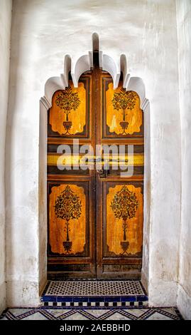 Schönen mittelalterlichen Arabesque Torbogen mit bemalten Holzplatten. Bahia Palast, einer der am meisten besuchten touristischen Marrakesch Symbole. UNESCO-Website. Stockfoto