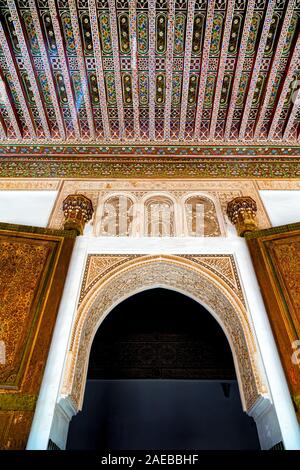 Detail der reich geschnitzten, traditionelle Muster bemalte Decke, Tür und Wand des Palais Bahia. Die Kombination von traditionellen marokkanischen und islamischen Elementen. Stockfoto