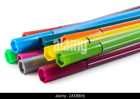Mehrere bunte Markierungen auf weißem Hintergrund Stockfoto