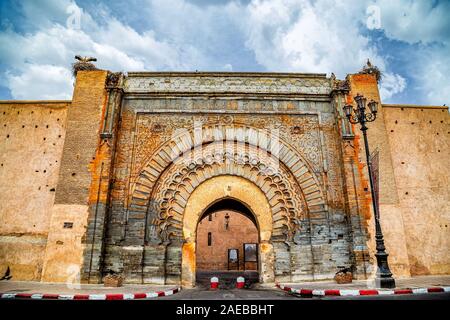 Stadttor Bab Agnaou mit Storchennestern. Bab Agnaou gibt Eingang zu den königlichen Kasbah im südlichen Teil der Medina von Marrakesch. Stockfoto