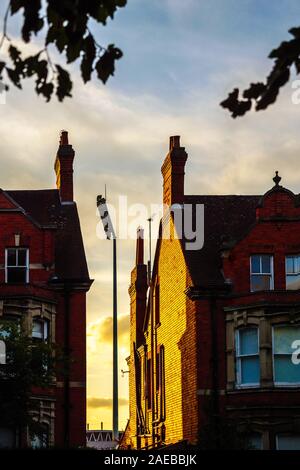 Stadion Arbeitsscheinwerfer mit Haus Fassade im Vordergrund in England Großbritannien Stockfoto