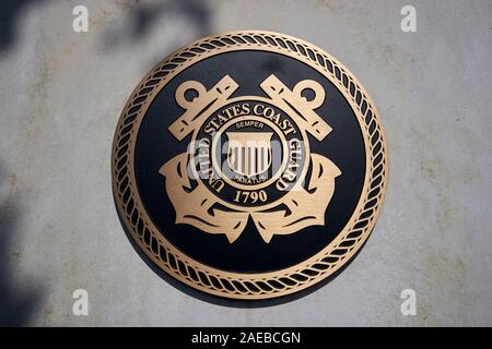 Emblem der United States Coast Guard Crest auf Veterans Memorial kissimmee Florida USA Stockfoto