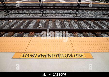 Hinter der gelben Linie Warnschild mit strukturierter Kante der Plattform Fliesen kissimmee Station Bahnhof Kissimmee florida usa Stockfoto