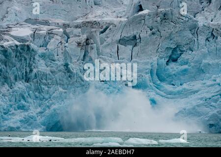 Blaue Eis der Gletscher Dahlbreen. Das Eis der Blaue Eisberge enthält weniger Luftblasen als die mehr oder weniger weiß erscheinen. An regnerischen Tagen ihre Farbe Stockfoto