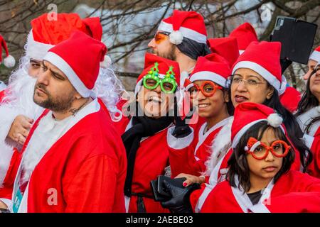 London, Großbritannien. 08 Dez, 2019. Der Start - London Santa Dash 2019 - Tausende von verkleidet als Weihnachtsmann auf eine optionale 5k- oder 10k London Santa Dash Kurs in Brockwell Park zu helfen, Kapital für schwer kranke Kinder aus ganz Großbritannien heben, die betreut werden, für die in der Great Ormond Street Hospital (GOSH). Credit: Guy Bell/Alamy leben Nachrichten Stockfoto