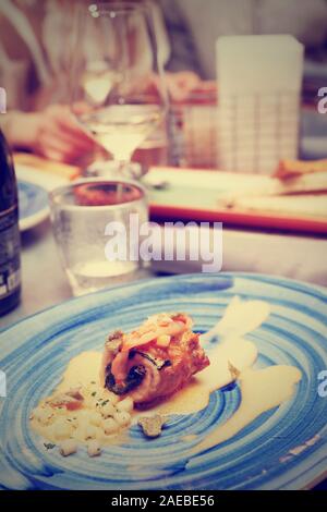 Huhn mit Spinat und gedünsteten Sellerie am Tisch im Restaurant, getönten Bild Stockfoto