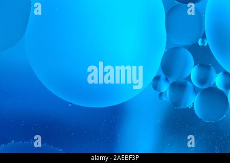 Abstrakt blaues Öl im Wasser Makro Hintergrund Stockfoto