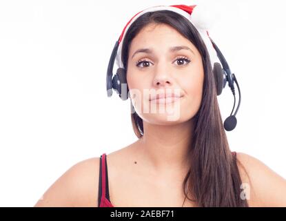 Weihnachten headset Frau von Telemarketing Call Center tragen rote Weihnachtsmütze sprechend lächelnd auf weißem Hintergrund. Stockfoto