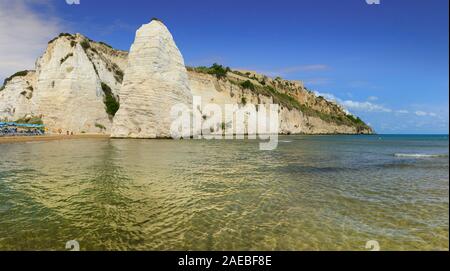 Gargano Küste: Bucht von Vieste, Italien (Apulien). Castello oder Scialara Strand: Es wird von der Swabiam Schloss und dem Pizzomunno Monolith überschattet. Stockfoto