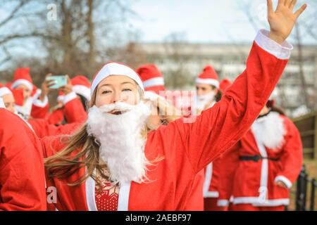 Brockwell Park, London, UK, 08. Dez 2019. Um 3000 Santa Läufer verkleidet als Weihnachtsmann melden Sie in der jährlichen London Santa Dash 2019. In diesem Jahr 5k und 10k Strecken für Läufer aller Altersgruppen führt durch Brockwell Park, South London. Die Santa Dash hebt Geld schwerkranker Kinder in der Great Ormond Street Hospital (GOSH) die Chance auf eine bessere Zukunft zu geben. Stockfoto