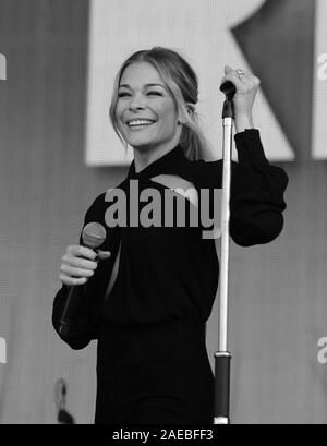 Bild digital geändert werden schwarzweiß Leann Rimes bei BBC Radio 2 Live in Hyde in London führt auf 011 Sep, 2016 Stockfoto