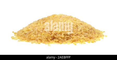 Haufen trockenen Bulgur weizen auf weißem Hintergrund. Ansicht von oben. Stockfoto