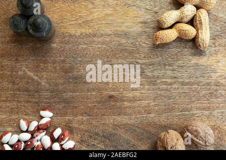 Satz von verschiedenen Lebensmitteln - ganze Körner, Bohnen und Hülsenfrüchte, Samen und Nüsse. Stockfoto