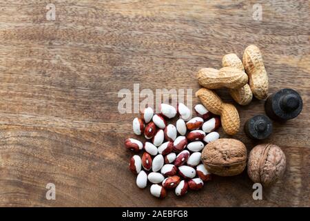 Satz von verschiedenen Lebensmitteln - ganze Körner, Bohnen und Hülsenfrüchte, Samen und Nüsse. Stockfoto
