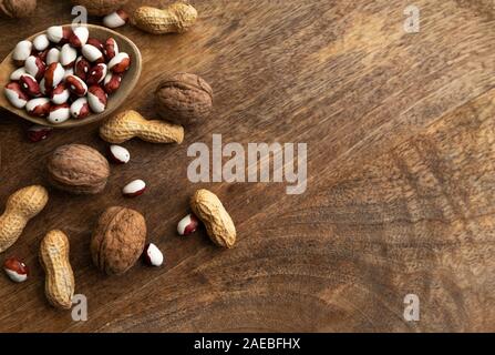 Satz von verschiedenen Lebensmitteln - ganze Körner, Bohnen und Hülsenfrüchte, Samen und Nüsse. Stockfoto