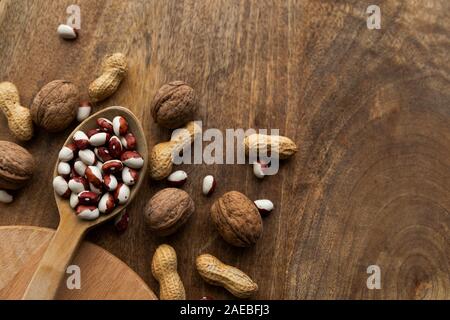 Satz von verschiedenen Lebensmitteln - ganze Körner, Bohnen und Hülsenfrüchte, Samen und Nüsse. Stockfoto