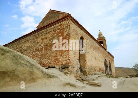 Mittelalterliche christliche Kirche an der Spitze der Uplistsikhe alte Felsen gehauen Stadt Ruinen, in der Nähe von Gori Stadt der Östlichen Georgia Stockfoto