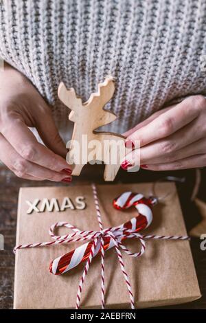 Hände, die Holz- Rotwild vor Weihnachten Geschenk Stockfoto