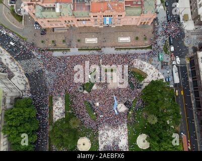 Buenos Aires, Argentinien. 07 Dez, 2019. In diesem Luftbild, argentinische Präsident Mauricio Macri Wellen zu seinen Anhängern Minuten nach seinem Abschied Rallye als Präsident endet. Credit: Mario De Fina/FotoArena/Alamy leben Nachrichten Stockfoto