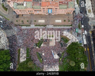 Buenos Aires, Argentinien. 07 Dez, 2019. In diesem Luftbild, argentinische Präsident Mauricio Macri Wellen zu seinen Anhängern Minuten nach seinem Abschied Rallye als Präsident endet. Credit: Mario De Fina/FotoArena/Alamy leben Nachrichten Stockfoto