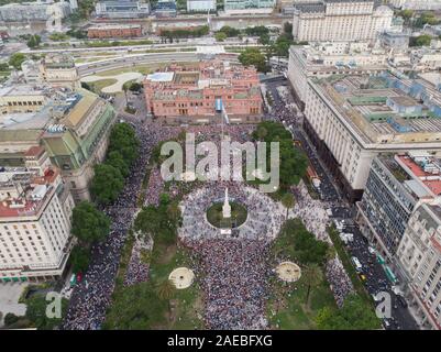 Buenos Aires, Argentinien. 07 Dez, 2019. In diesem Luftbild, argentinische Präsident Mauricio Macri Wellen zu seinen Anhängern Minuten nach seinem Abschied Rallye als Präsident endet. Credit: Mario De Fina/FotoArena/Alamy leben Nachrichten Stockfoto