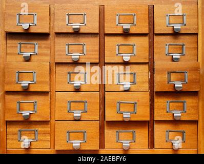 Hintergründe und Texturen: Alte hölzerne Schrank mit Schubladen Stockfoto