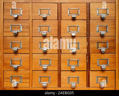 Hintergründe und Texturen: Alte hölzerne Schrank mit Schubladen Stockfoto