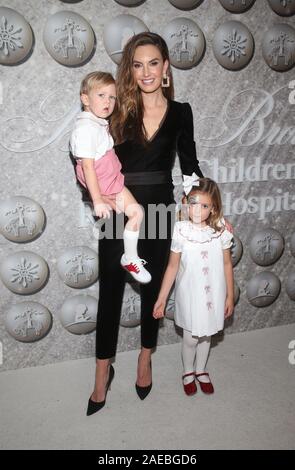 Hollywood, USA. 07 Dez, 2019. WEST Hollywood, CA - 7. Dezember: Elizabeth Chambers, Harper Gnade Hammer, Ford Armand Douglas Hammer, an Brooks Brothers Jahresurlaub Feier zu profitieren St. Jude an der West Hollywood EDITION in West Hollywood, Kalifornien am Dezember 7, 2019. Credit: MediaPunch Inc/Alamy leben Nachrichten Stockfoto