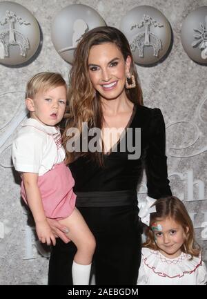 Hollywood, USA. 07 Dez, 2019. WEST Hollywood, CA - 7. Dezember: Elizabeth Chambers, Harper Gnade Hammer, Ford Armand Douglas Hammer, an Brooks Brothers Jahresurlaub Feier zu profitieren St. Jude an der West Hollywood EDITION in West Hollywood, Kalifornien am Dezember 7, 2019. Credit: MediaPunch Inc/Alamy leben Nachrichten Stockfoto