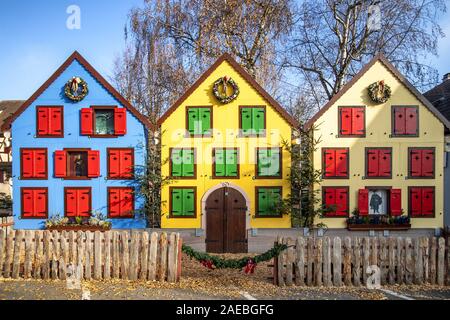 Traditionelle bunte Fachwerkhäuser in Turckheim, Weinstraße, zu Weihnachten, Frankreich eingerichtet Stockfoto