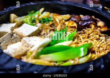 In der Nähe der traditionellen Japanischen sukiyaki Dish Stockfoto