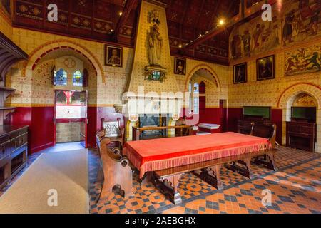 Die reich verzierte Wand Dekorationen in der Festhalle in Castell Coch, Tongwynlais, Cardiff, Wales, Großbritannien Stockfoto