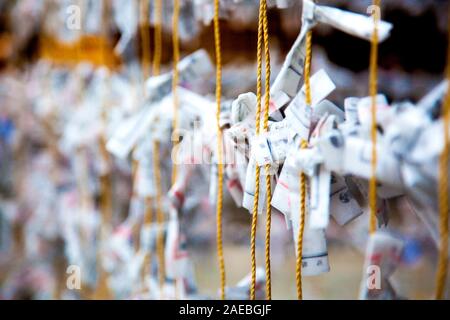 Papier Gebete und Wünsche an ein Seil an den Yasaka Schrein in Kansai, Kyoto, Japan gebunden Stockfoto