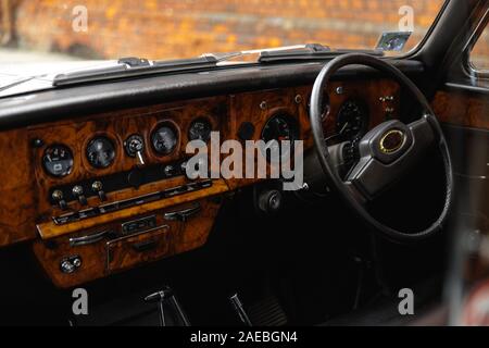 Weiß Retro Vintage Auto während einer Hochzeit - Holz- Armaturenbrett - für Braut und Bräutigam Transport verwendet Stockfoto